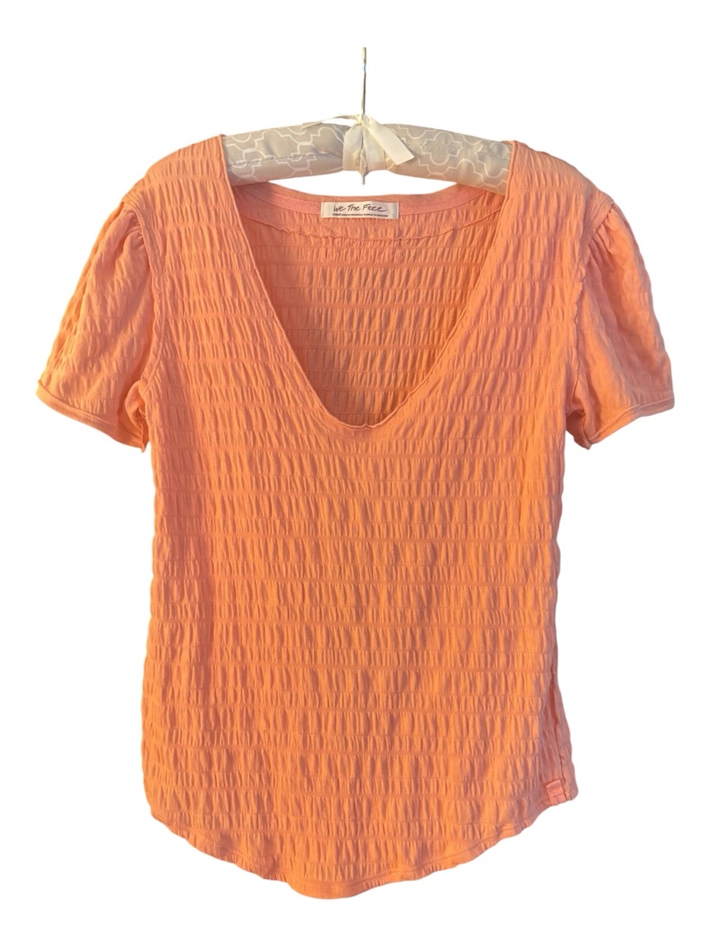We The Free Peach Smocked V-Neck Short Sleeve Tee Size L - like new